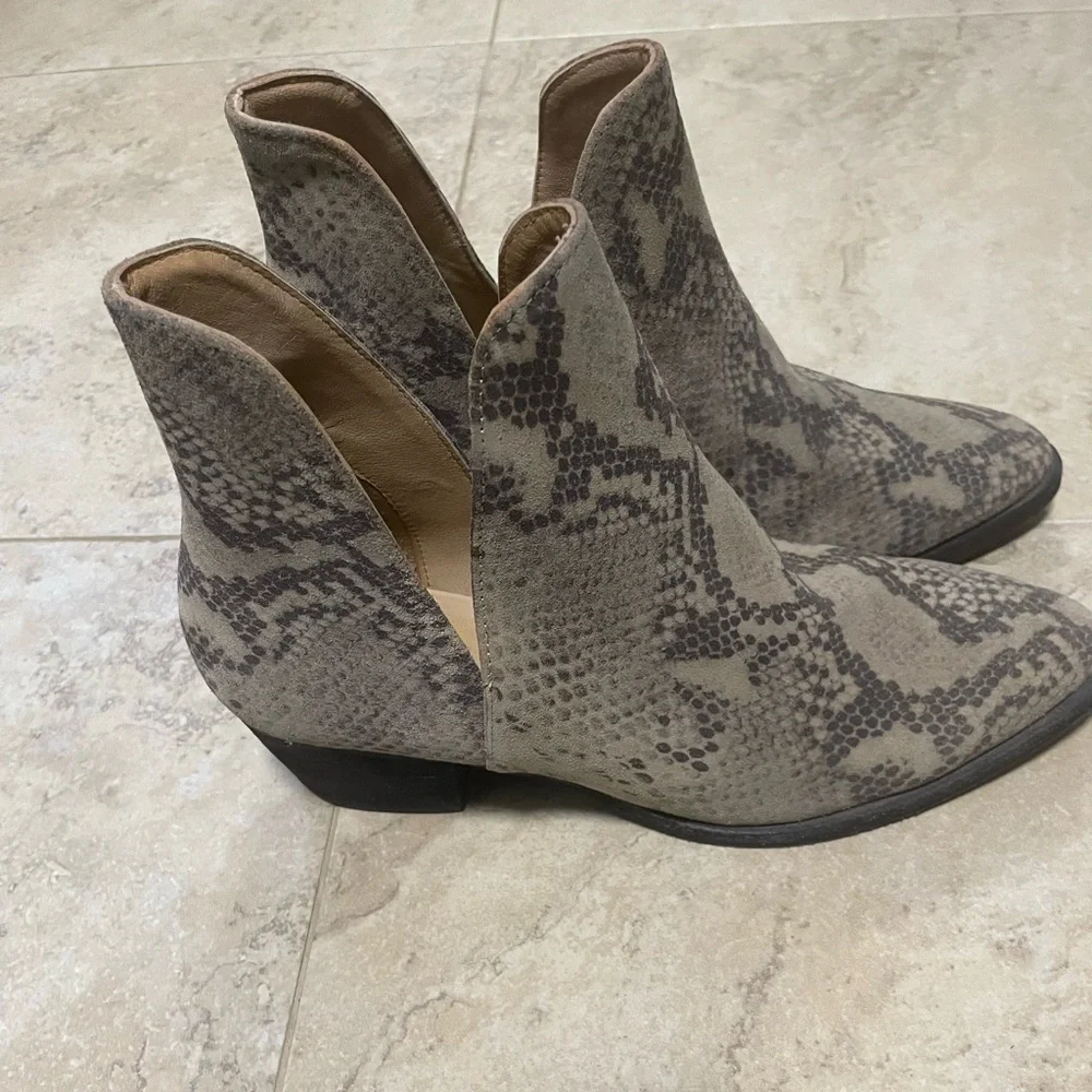 NEW Free People Animal Charm Double V Python Ankle Boots. Size 9